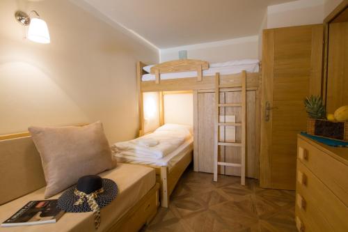 Uma ou mais camas em beliche em um quarto em Apartments Erica Lux