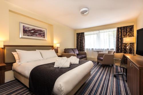 Holiday Inn York, an IHG Hotel tesisinde bir odada yatak veya yataklar