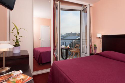 Cette chambre d'hôtel dispose d'un lit violet et d'un balcon. dans l'établissement Virgina, à Paris
