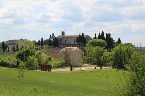 a large building in the middle of a green field at Giaggiolo in Poggibonsi