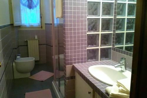 a bathroom with a sink and a toilet at Charming Family Lodge With Private Garage in Florence