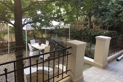 a garden with a white table and a tree at Charming Family Lodge With Private Garage in Florence