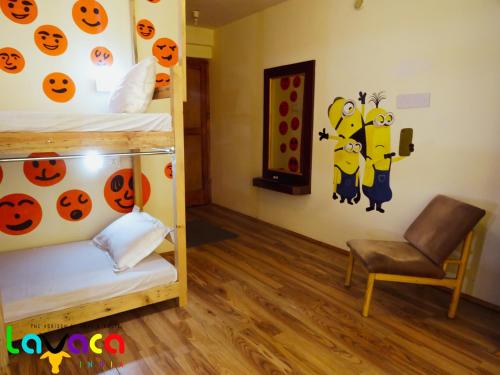 a room with halloween decorations on the wall at La Vaca India Manali in Manāli