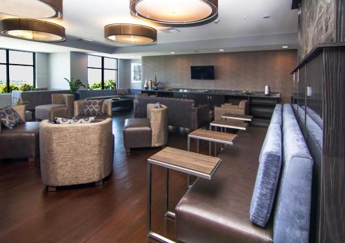 a restaurant with couches and tables and a bar at Holiday Inn Carlsbad/San Diego by IHG in Carlsbad
