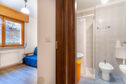 e bagno con servizi igienici, lavandino e doccia. di Moderno Appartamento Tarvisio - A due passi dalla Ciclovia! a Tarvisio