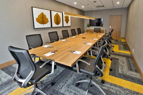 a conference room with a long table and chairs at Holiday Inn Express & Suites - Trois Rivieres Ouest by IHG in Trois-Rivières