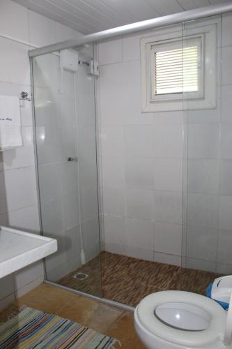 
A bathroom at Pousada Chalé da Matriz

