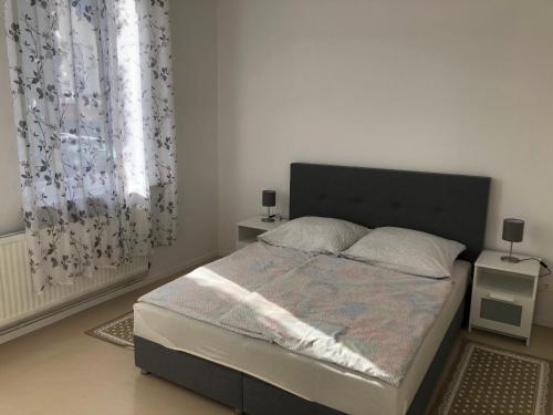 - une chambre avec un grand lit et une fenêtre dans l'établissement Apartment in EG Schaupenstiel, à Northeim