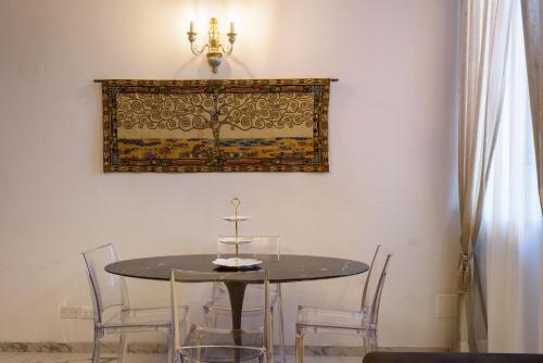 a dining room with a table and chairs at Domus Nannini SPA - L' Arco di Matteotti in Siena