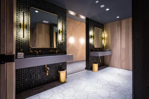ein Badezimmer mit zwei Waschbecken und zwei Spiegeln in der Unterkunft Crowne Plaza HY36 Midtown Manhattan, an IHG Hotel in New York