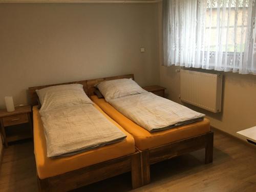 Drage的住宿－Apartment Staudacker，带窗户的客房内设有两张单人床。