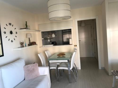ein Wohnzimmer mit einem Tisch und einem Sofa in der Unterkunft Apartamento Bruselas in Torrox Costa
