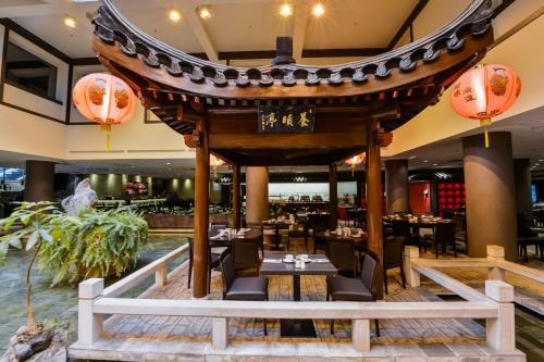 a restaurant with a pavilion in a building at Holiday Inn Montreal Centre Ville Downtown by IHG in Montréal