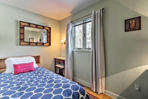 Ένα ή περισσότερα κρεβάτια σε δωμάτιο στο Peaceful Goshen Cottage with Screened Porch and Views!