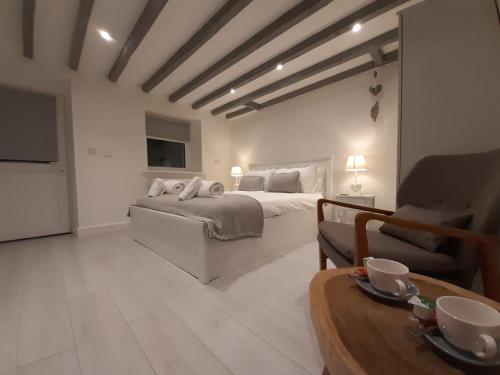 um quarto grande com uma cama e uma mesa de centro em Cottage Apartment by Seaside Llandudno em Llandudno