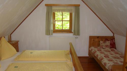 Habitación en el ático con 2 camas y ventana en Ferienhaus Lenzau, en Strohmarkt