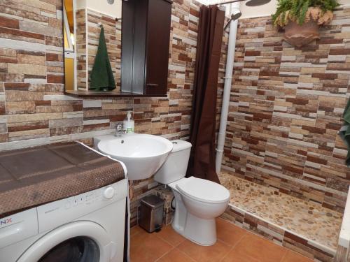 ネルハにあるFANTASTICO APARTAMENTO EN EL CENTRO DE NERJAのバスルーム(トイレ、洗面台付)
