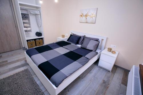 サンダンスキにあるBabylon Park Apartmentのベッドルーム1室(ベッド1台、白黒の掛け布団付)