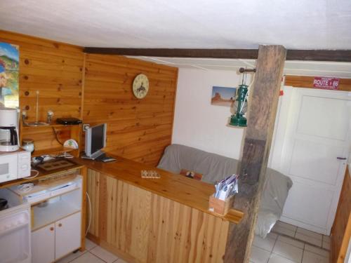 a kitchen with a wooden counter top in a room at Tiny House Westen Life in Romilly-sur-Andelle