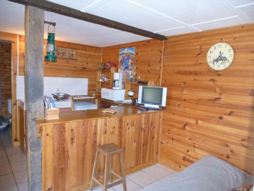 a kitchen with a counter and a clock on a wall at Tiny House Westen Life in Romilly-sur-Andelle