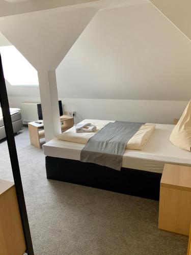 a bedroom with a large bed in a room at Bluhm's Hotel & Restaurant am Markt in Kyritz