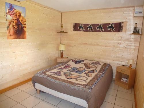 1 dormitorio con 1 cama en una habitación con paredes de madera en Tiny House Westen Life, en Romilly-sur-Andelle