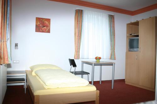 A bed or beds in a room at Das Apartmenthaus