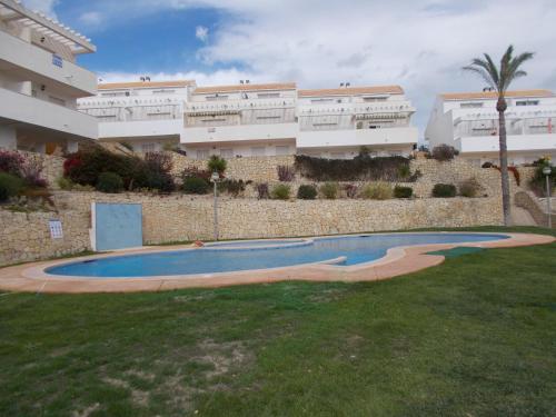 uma piscina em frente a um edifício em Casa Mediterranea em Relleu