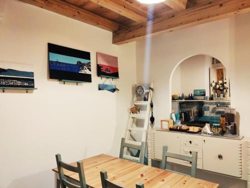 ein Esszimmer mit einem Tisch und einem Schreibtisch mit einer Leiter in der Unterkunft B&B Mastro Francesco in Scilla