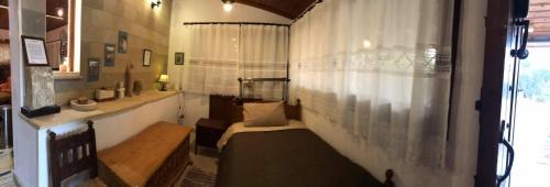 mały pokój z łóżkiem i oknem w obiekcie Alambra Atrium w mieście Alambra