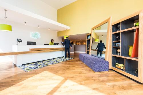 The lobby or reception area at Holiday Inn Lancaster, an IHG Hotel 