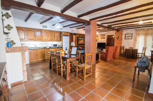 cocina y comedor con mesa y sillas en tuGuest Country House Monachil, en Granada