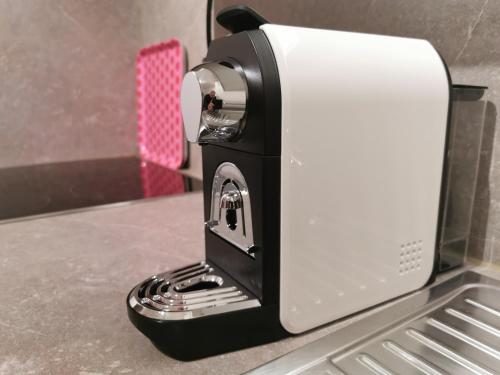 a toaster oven sitting on top of a counter at Zentrale, ruhige Wohnung nahe Murinsel & Kunsthaus in Graz