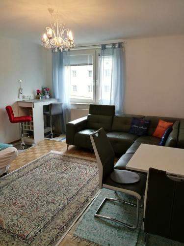 un soggiorno con divano e tavolo di City Apartment a Salisburgo