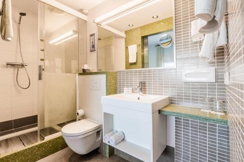 a bathroom with a toilet a sink and a bathtub at Lux Isla in Talamanca