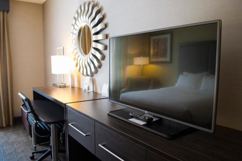 Televisyen dan/atau pusat hiburan di Holiday Inn Sudbury by IHG