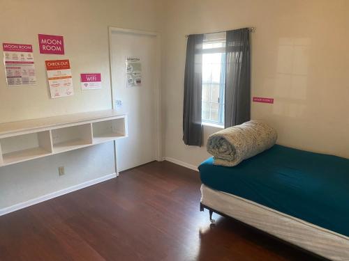 um quarto vazio com uma cama e uma janela em WHOLE Family - WholeVille em Sacramento