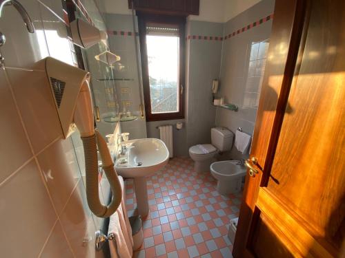 y baño con lavabo y aseo. en Albergo Cerchi, en Tortona