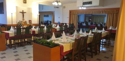 Un restaurante u otro lugar para comer en Hotel Mirni Kutak