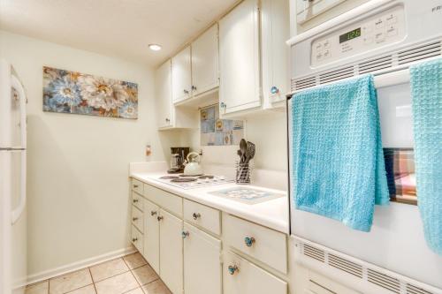 una cucina con armadi bianchi e asciugamani blu di Porcher Villas a Myrtle Beach