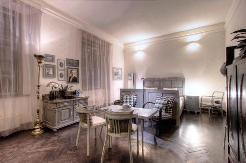 a dining room with a table and chairs in it at Chateau Třebešice in Kutná Hora