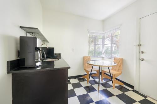 uma cozinha com uma mesa e uma pequena mesa com cadeiras em Sonder Wellborn em Orlando