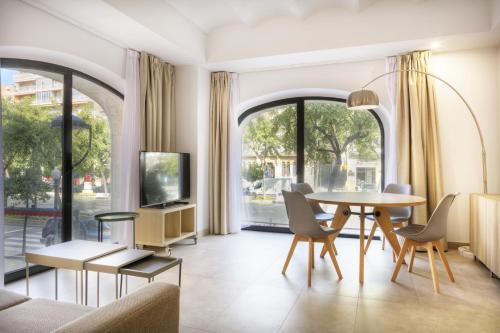 uma sala de estar com mesa e cadeiras em Apartaments Lauria em Tarragona
