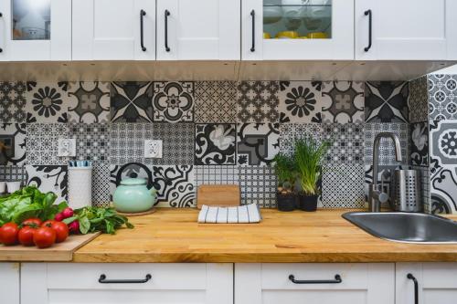 3 Bedroom Apartment In The Green Heart Of Cracow - by Upstairs