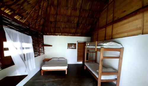 Bunk bed o mga bunk bed sa kuwarto sa Ecohotel Kocoluu