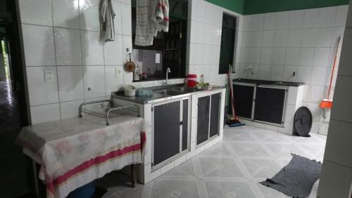 a kitchen with a sink and a counter top at Hospedaria Casa Verde in Lençóis