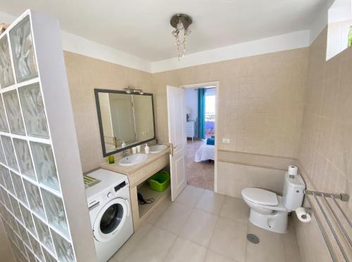 A bathroom at Penthouse 3 bedrooms, ocean view, near Siam Park