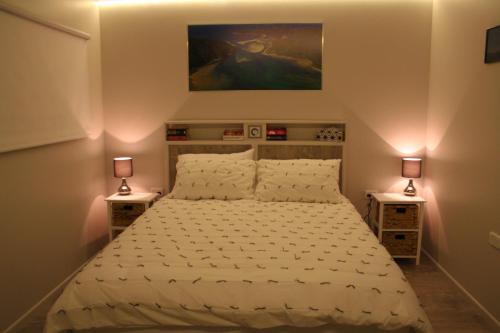Tempat tidur dalam kamar di AHAVA Bed & Breakfast