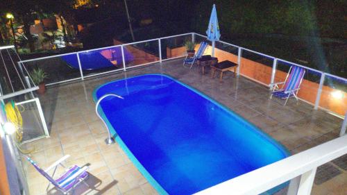 uma grande piscina azul no topo de um edifício em Pousada Recanto Caiçara em São Sebastião