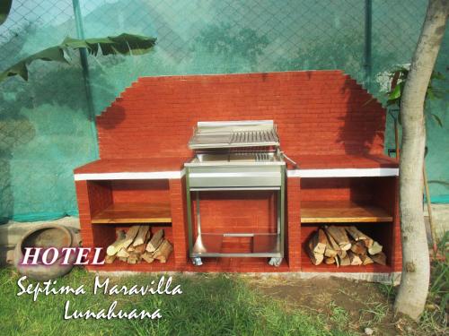 a model of an outdoor grill in a building at Hotel Septima Maravilla Lunahuana in Lunahuaná